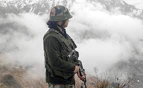 जम्मू-कश्मीर के अग्रिम क्षेत्रों में गश्त करते सैनिक