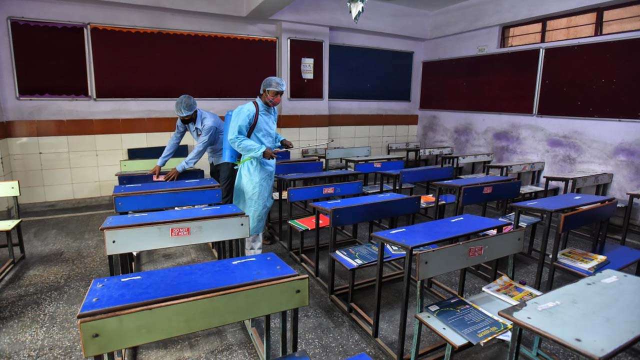 दिल्ली के स्कूल जिम सोमवार को फिर से खुले रात में भी कर्फ्यू