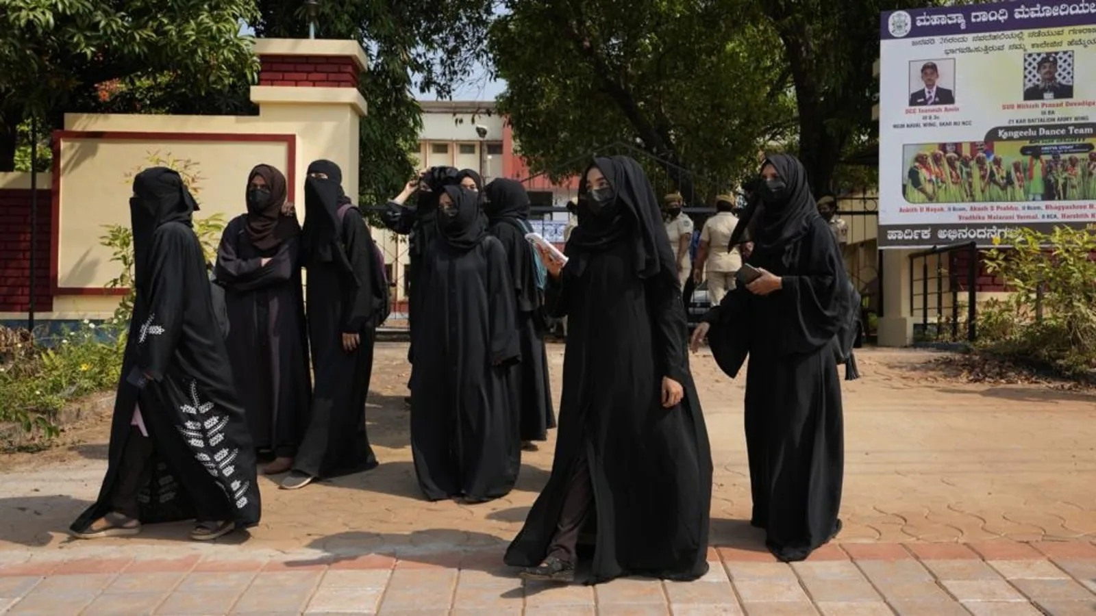 कर्नाटक हिजाब प्रतिबंध को हाईकोर्ट में चुनौती दी गई हाईकोर्ट ने इसे बरकरार रखा 