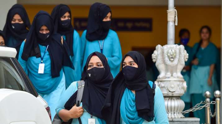 कर्नाटक हिजाब प्रतिबंध को हाईकोर्ट में चुनौती दी गई हाईकोर्ट ने इसे बरकरार रखा