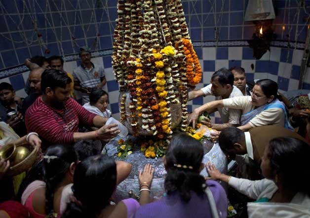महा शिवरात्रि 2022: अजय देवगन ऋतिक रोशन और अन्य बॉलीवुड सितारे जो भगवान शिव के भक्त हैं