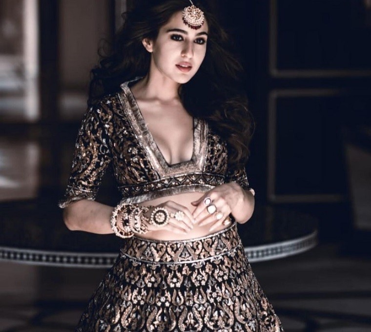 Sara Ali Khan ने साड़ी पहन कर लगा दी इंटरनेट पर आग