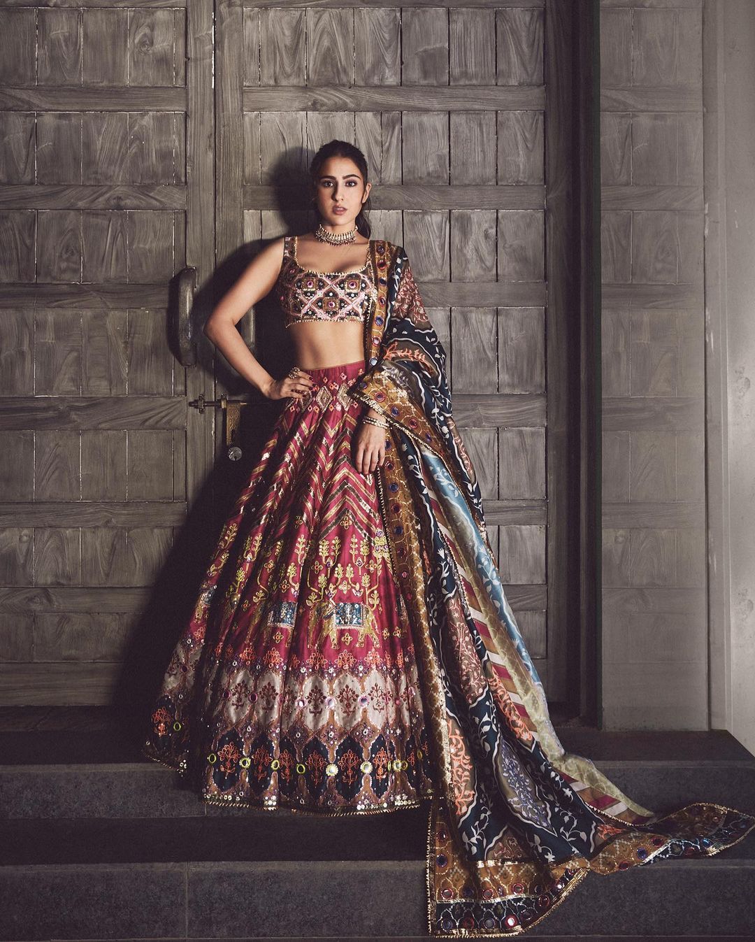 Sara Ali Khan ने साड़ी पहन कर लगा दी इंटरनेट पर आग