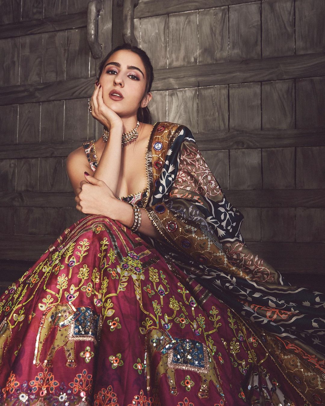 Sara Ali Khan ने साड़ी पहन कर लगा दी इंटरनेट पर आग