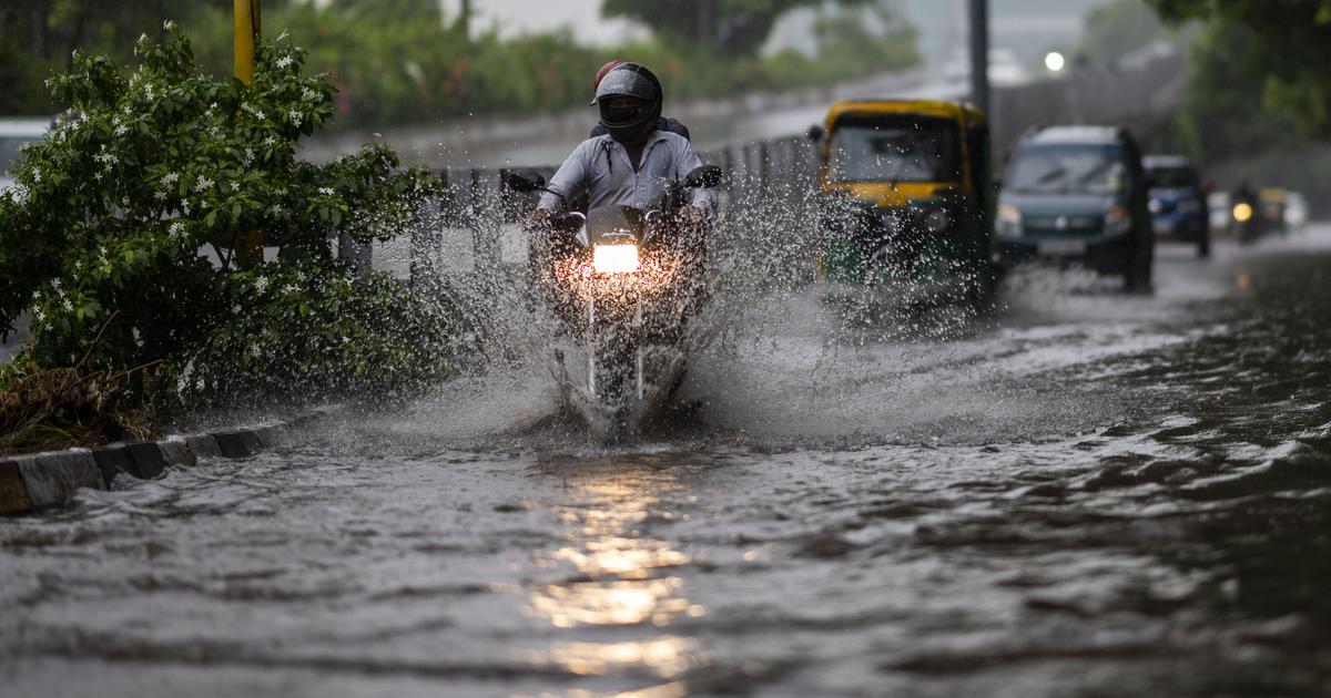 बारिश, अंत में दिल्ली में सुबह की भीड़भाड़ के दौरान भारी बारिश देखी गई