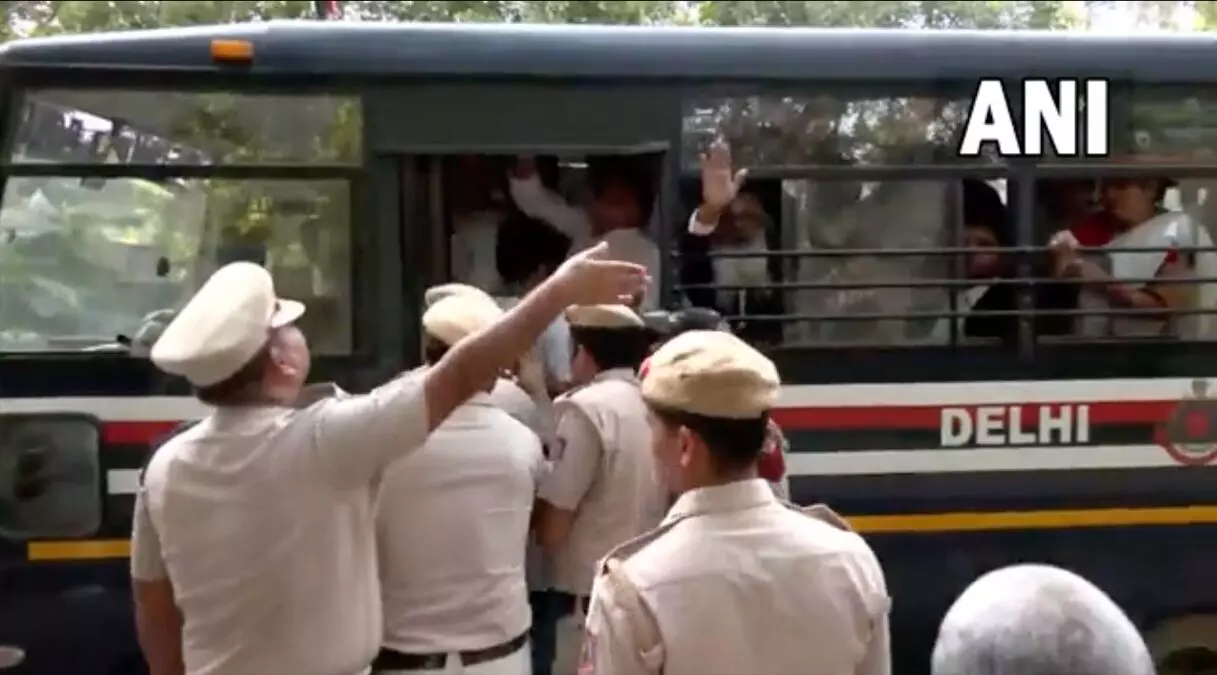 उन्होंने नरेंद्र मोदी सरकार को 'कायर' बताया और कहा कि कांग्रेस 'बलिदान' करने के लिए तैयार है।