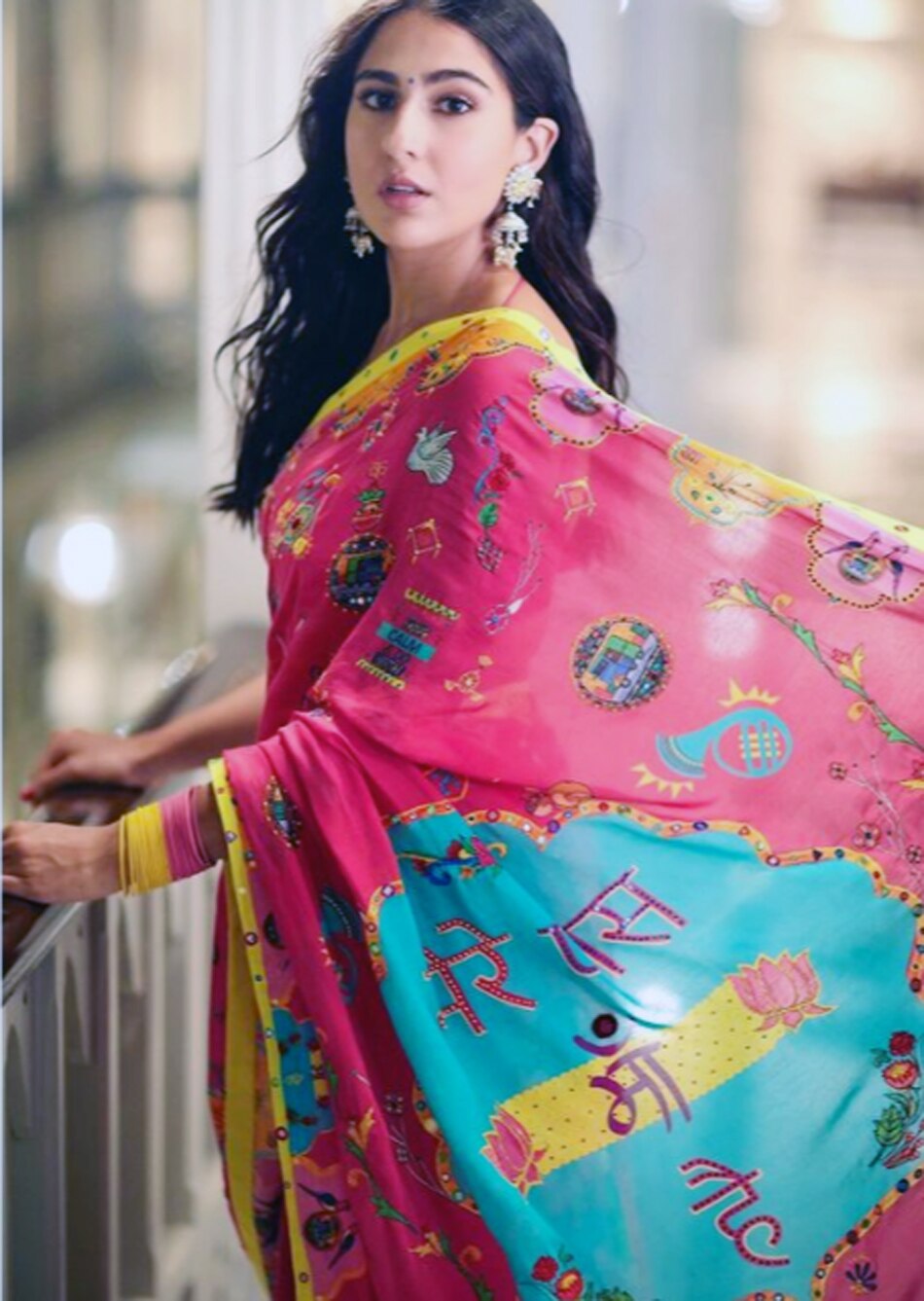 Sara Ali Khan ने साड़ी पहन कर लगा दी इंटरनेट पर आग