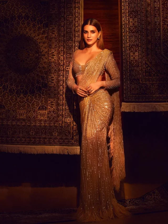 ‘गोल्ड एंड ग्लिटर’ साड़ी में दिखीं कृति सैनन, दीवाने हुए फैंस