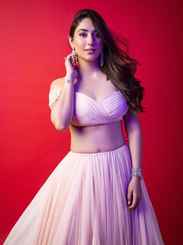 छोटी सी फ्रॉक पहन दिशा परमार ने दिया पोज