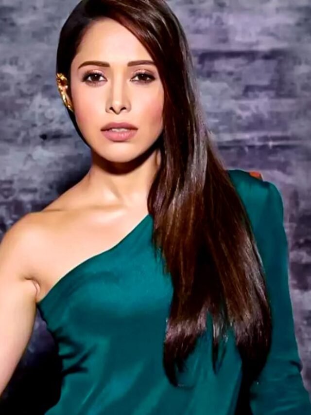 नुसरत भरुचा: मैंने अपना पहला ड्रिंक अपने माता-पिता और उनके दोस्तों के साथ लिया था