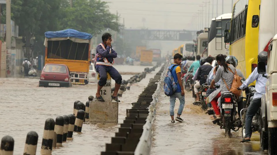बारिश, अंत में दिल्ली में सुबह की भीड़भाड़ के दौरान भारी बारिश देखी गई