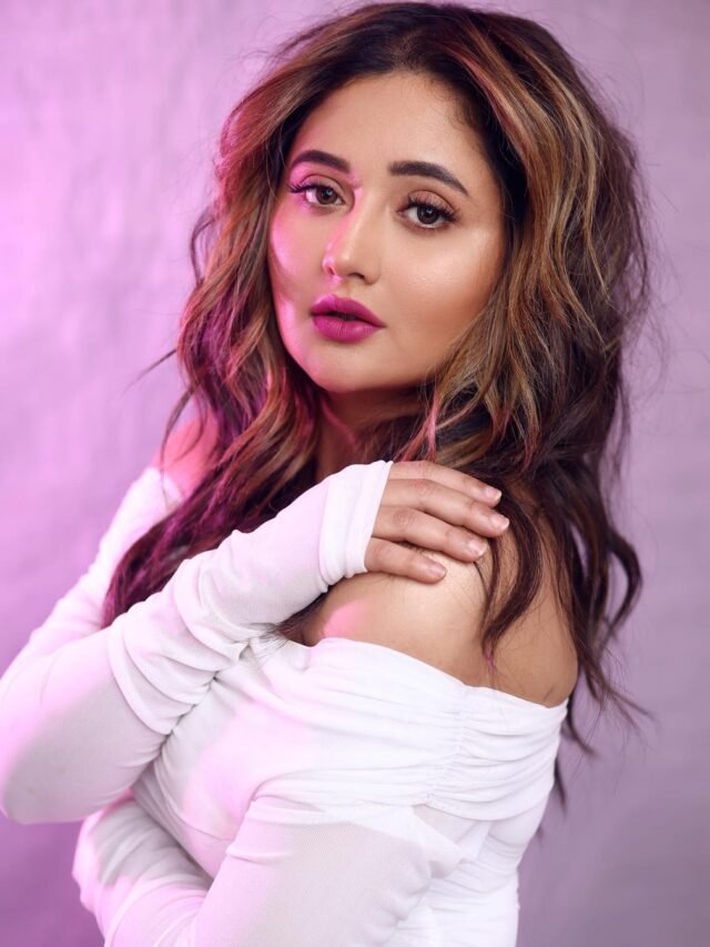 रश्मि देसाई ने कैमरे के सामने खोल दिया ड्रेस की चैन लोगों के उड़े होश