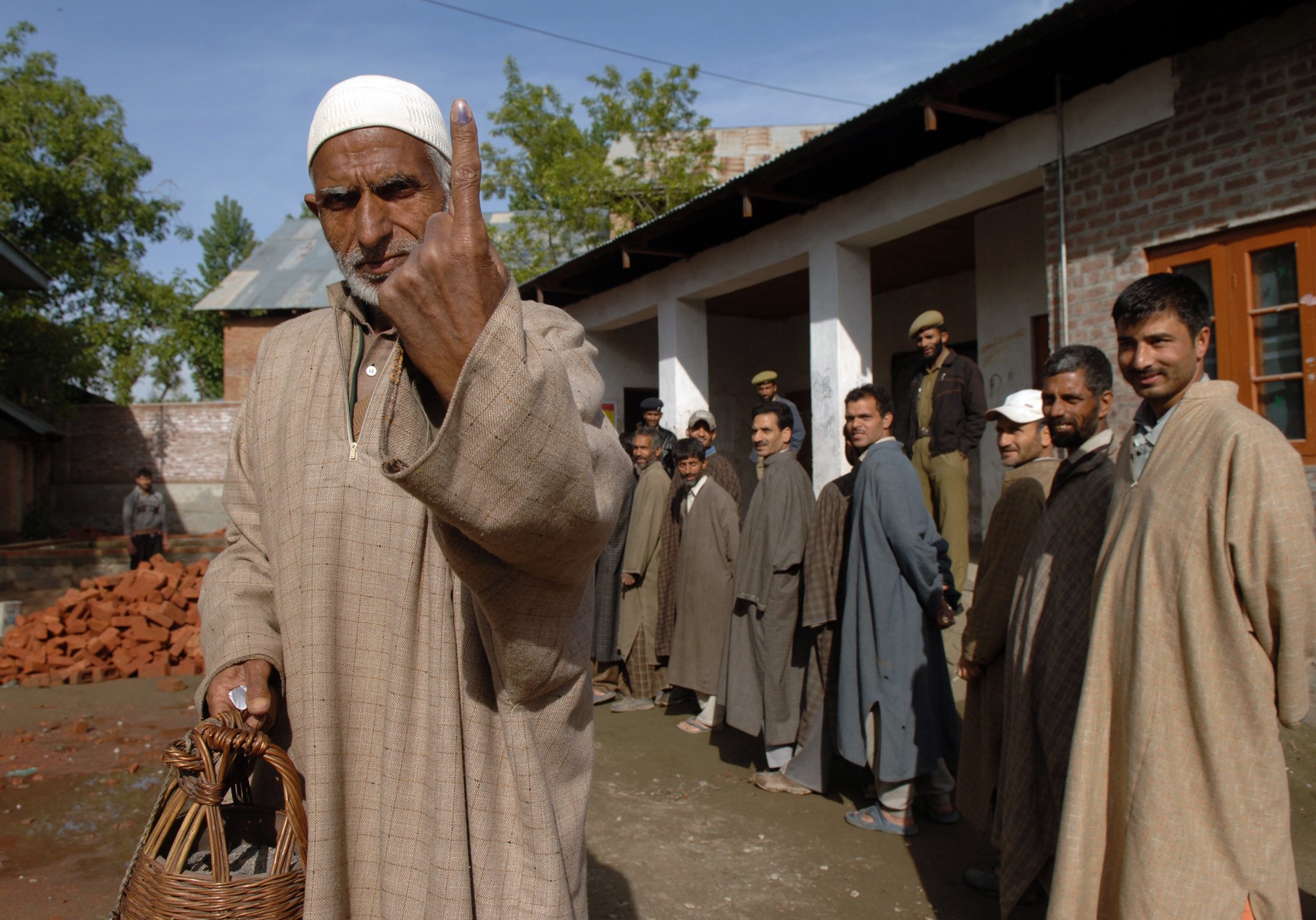 जम्मू-कश्मीर में गैर-स्थानीय लोगों को मिला मतदान का अधिकार विपक्ष का कहना है कि 'आयातित मतदाता' बीजेपी की मदद करेंगे
