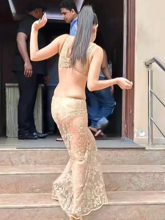 फिटेड गोल्डन आउटफिट में सीढ़ियां चढ़ने में मशक्कत करती उर्फी जावेद