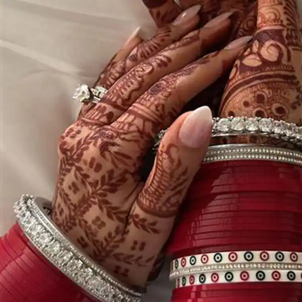  हंसिका मोटवानी-सोहेल खतुरिया दुल्हन की मेहंदी दिखाने से लेकर शादी की शानदार तस्वीरें शेयर करने तक
