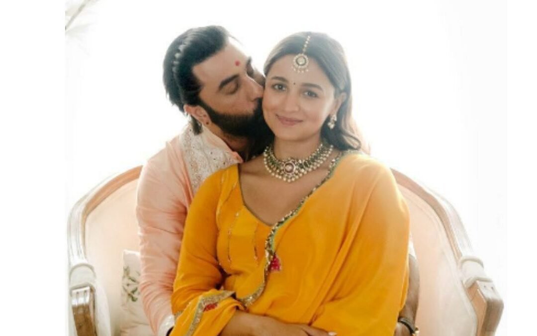 राष्ट्रीय पुरस्कार जीतने के बाद आलिया भट्ट ने रणबीर कपूर को चूमा विज्ञान भवन के अंदर नेटिज़न्स हैरान रह गए