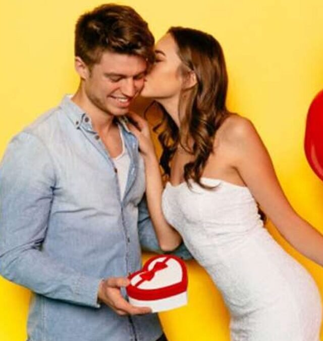 Kiss Day Gift Ideas: Best Romantic Gifts to Make Your Partner Happy | Valentine’s Week 2025