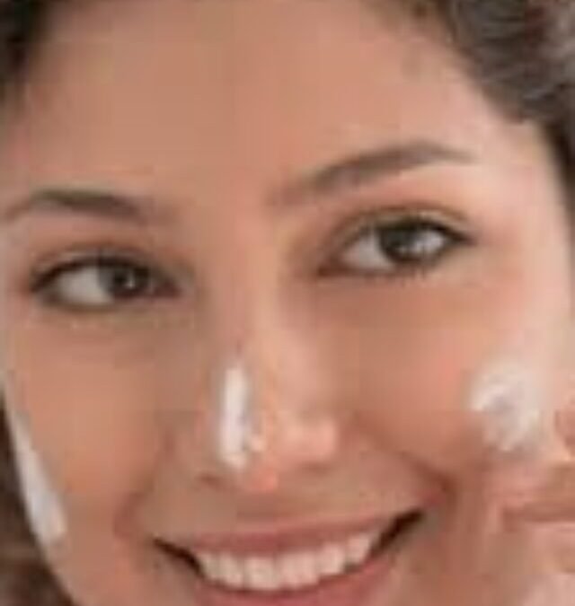 Sunscreen or Moisturizer: What to Apply First? The Ultimate Skincare Guide