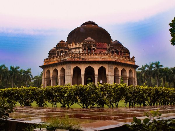 लोधी गार्डन lodhi garden pre-wedding shoot, best couple photoshoot location Delhi, historic garden photography spot, Delhi tourist attractions, budget-friendly pre-wedding location Delhi