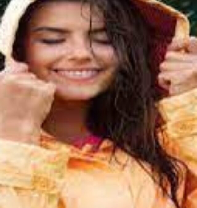 Monsoon Fashion Tips: Look Stylish and Stay Comfortable in the Rain with These 5 Smart Hacks!