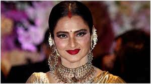 बला की खबसूरत लग रही थीं रेखा Rekha stunning look award function glamorous saree Bollywood beauty timeless diva viral appearance