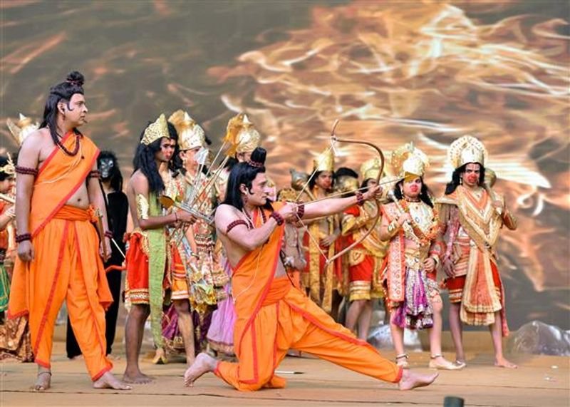 अमरेश महाजन की मौत: रामलीला में राजा दशरथ बने कलाकार का स्टेज हादसा