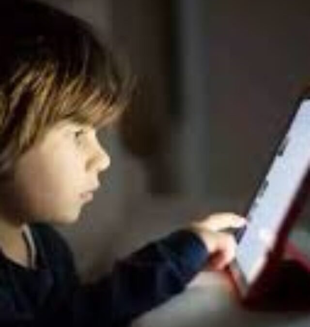 Kerala Study Shocker: 69% Kids Can’t Eat Without Watching Phones!