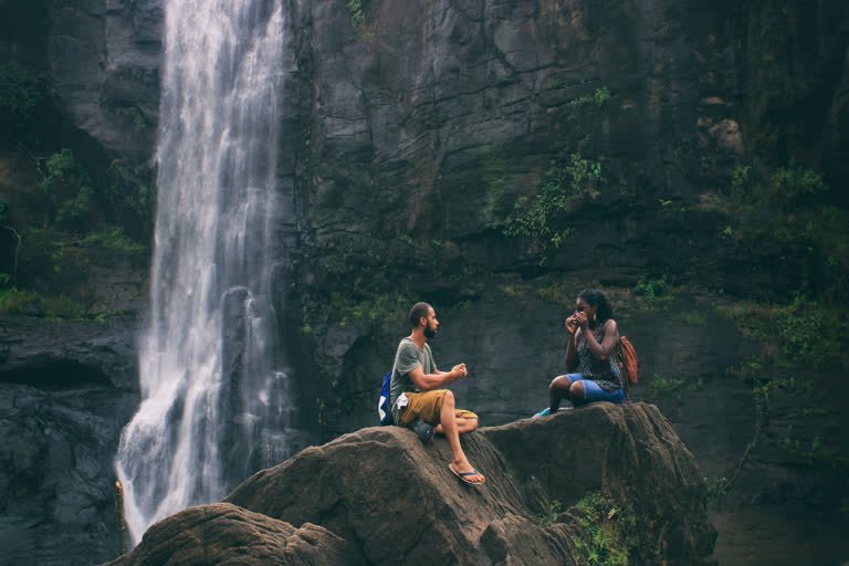 टूर पैकेज से विदेश यात्रा के लिए एयरपोर्ट पर भारतीय यात्री
