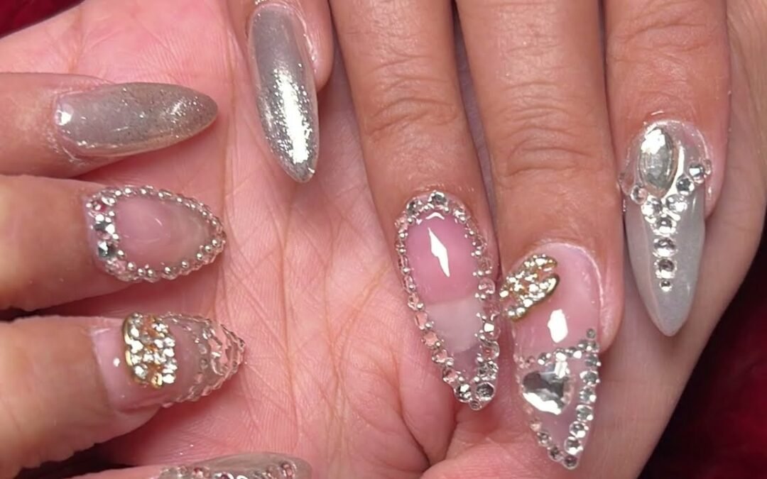 घर पर नेल एक्सटेंशन उतारने का सेफ और आसान तरीका दिखाते हुए स्टेप-बाय-स्टेप प्रोसेस की फोटो।