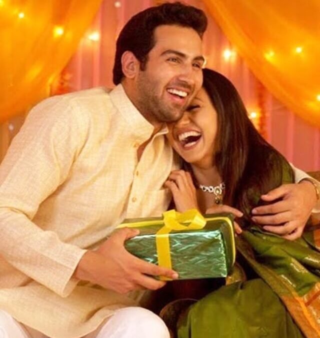 Gift for Partner Under 1000: These 5 Ideas Will Make Them Fall in Love All Year