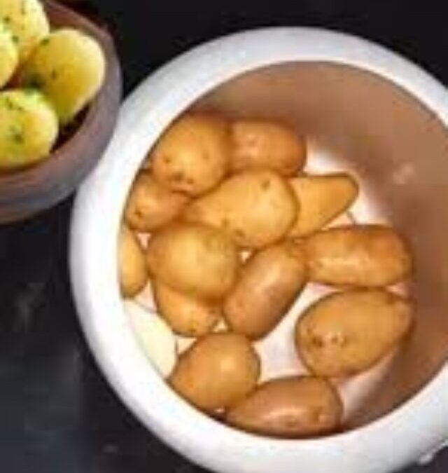 You’ll Be Shocked! Boil Potatoes Without a Single Drop of Water – The Secret Trick That Makes Them Finger-Licking Good