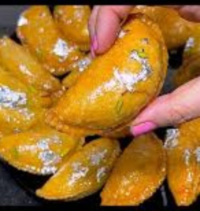 Holi Special Chashni Wali Gujiya Recipe: Make Halwai Style Juicy Gujiya In Just 20 Minutes