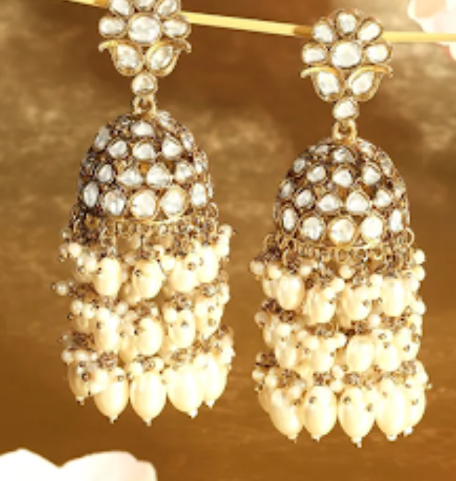 Say Goodbye to Round Face Look! 5 Tassel Earrings for a Slim Celebrity Style